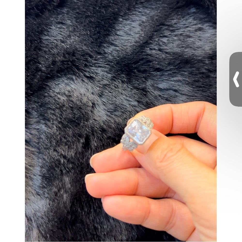 Vintage Elegant Silver and Clear sapphire Stone Ring
